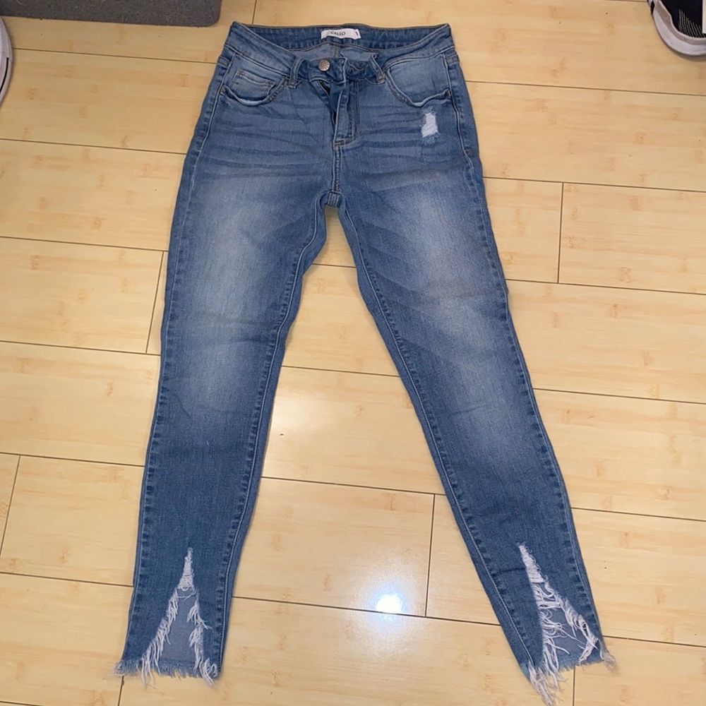 Cello
Ellie Mid Rise Fray Hem Ankle Skinny size 1
